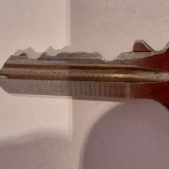 Clauer métal, segons ha informat TCL mitjançant iLost