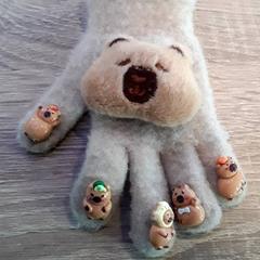 Hanske, som rapportert av EBS Tramplein ved bruk av iLost