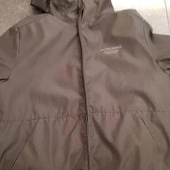 Jaqueta, segons ha informat Rotterdam The Hague Airport mitjançant iLost