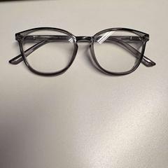 Briller, som rapportert av TheaterHangaar ved bruk av iLost