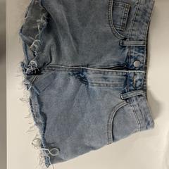 السراويل القصيرة، كما تم الإبلاغ عنه بواسطة Silver Sands Beach عبر iLost