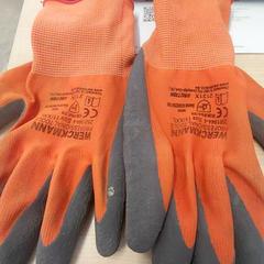 Werkhandschoenen Orange et gris, zoals gemeld door IKEA Brest Guipavas met iLost