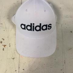 캡 Adidas, iLost를 사용하여 Artis에 보고됨