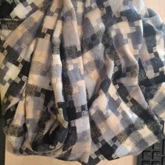 Bufanda A carreaux, segons ha informat IKEA Grenoble mitjançant iLost