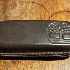 Bruinleren brillenkoker met leesbril، كما تم الإبلاغ عنه عبر iLost