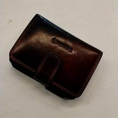 財布 Kaptijn du Chatinier がiLostで HTM によって報告されました