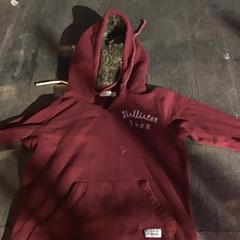 Trui Bordeaux rood, segons ha informat De Heeren van Aemstel mitjançant iLost