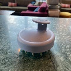 Brosse à cheveux plastic, purple, a été signalé par Amsterdam ID Aparthotel utilisant iLost