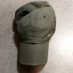 Kleding  - Baseballpet groen, amint azt Centraal magazijn az iLost segítségével jelentette.