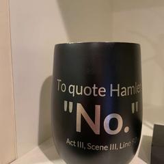 커피 컵 Zwart met Qoute Hamlet, iLost를 사용하여 Padualaan 97에 보고됨