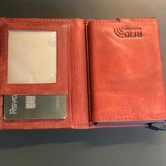 Portefeuille, a été signalé par MEININGER Hotel Bremen Hauptbahnhof utilisant iLost