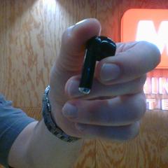 Earphones Black، كما تم الإبلاغ عنه بواسطة MEININGER Hotel Innsbruck Zentrum عبر iLost