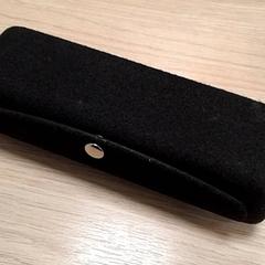 Estuche para lentes con lentes, segundo informou Qbuzz Fryslân usando iLost