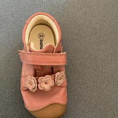 Buty dla dzieci Rosa, zgłoszono przez Schönbrunn "Group Center" przy użyciu iLost