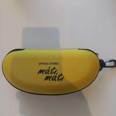 Estuche para lentes con lentes Geel, segundo informou Arriva Limburg Zuid usando iLost