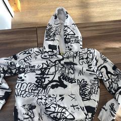 Boa mikina s kapucí GEMO blanc et noir, jak nahlášeno CARS HANGARD pomocí iLost