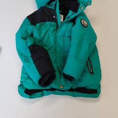 Ropa Jas groen, ha sido reportado por Regio Oost-Vlaanderen con iLost