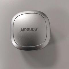 Boîte Airbuds, a été signalé par Padualaan 101 utilisant iLost