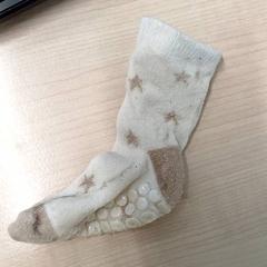 Chaussette Bébé Anti dérapente beige et marron, amint azt IKEA Brest Guipavas az iLost segítségével jelentette.