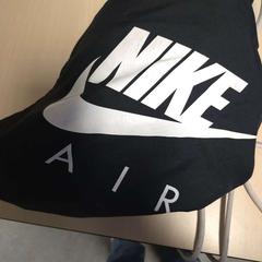 Nylon táska Zwart NIKE, amint azt Connexxion Zeeland az iLost segítségével jelentette.