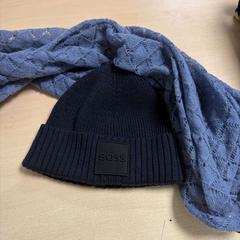 Cap sjaal en muts, come riportato da DoubleTree by Hilton Rotterdam Centre utilizzando iLost