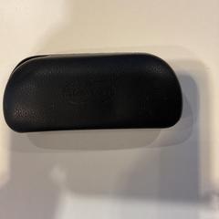 Etui à lunettes avec lunettes, a été signalé par Gemeente Amsterdam utilisant iLost