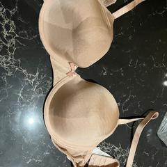 Reggiseno roze, come riportato da Van der Valk Hotel Veenendaal utilizzando iLost