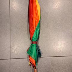 Paraigües rood/groen/oranje, segons ha informat Regio West-Vlaanderen mitjançant iLost