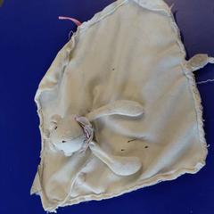 Doudou blanc et rose Moulin Roty, a été signalé par IKEA Rennes - Pacé utilisant iLost