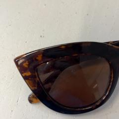 Occhiali da sole, come riportato da GVB utilizzando iLost