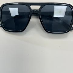 Des lunettes de soleil, a été signalé par Movie Park Germany utilisant iLost