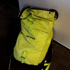Ryggsäck Geel, rapporterat av EBS Tramplein med iLost