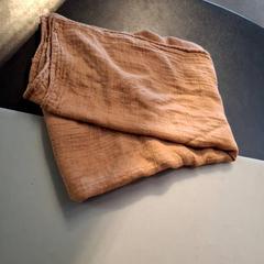 Foulard noir/blanc Marron, amint azt IKEA Hénin-Beaumont az iLost segítségével jelentette.