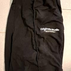 Short zwart, segundo informou Ziekenhuis Oost-Limburg usando iLost