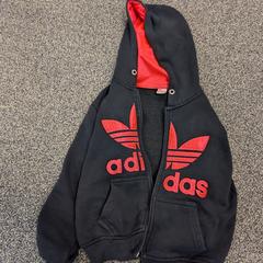 Vesta Adidas, jak nahlášeno TCR Tours pomocí iLost