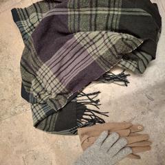 Kendő met handschoenen, amint azt Regio West-Vlaanderen az iLost segítségével jelentette.