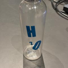 Láhev na pití, jak nahlášeno Universiteit Gent - Faculteitsbibliotheek LW pomocí iLost