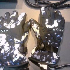 Kesztyű, amint azt SnowWorld Landgraaf az iLost segítségével jelentette.