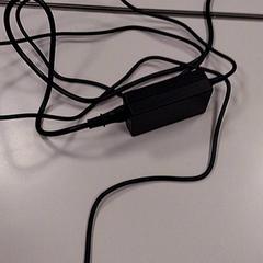 Carregador de computador portátil, como reportado por Vrije Universiteit Amsterdam utilizando o iLost