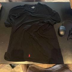 Camisa Ralph lauren Zwart rood, segons ha informat Van der Valk Hotel Amsterdam-Amstel mitjançant iLost