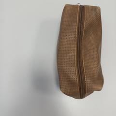 Makeup tas bruin stof, zoals gemeld door Arriva West-Brabant met iLost