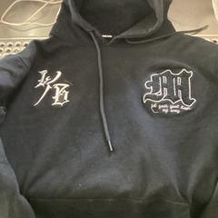 Pullover, zoals gemeld door MEININGER Hotel Berlin Alexanderplatz met iLost