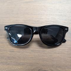 Occhiali da sole, come riportato da TCR Tours utilizzando iLost