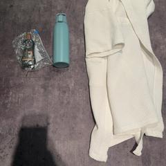 Crema solare, Bottiglia d'acqua & Accappatoio, come riportato da Van der Valk Hotel Haarlem utilizzando iLost