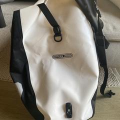 Witte fietstas Ortlieb met hangslot erin, segons s'ha informat a iLost
