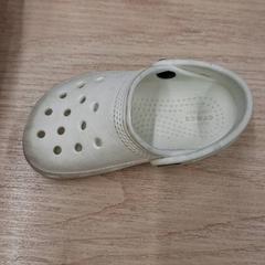 Baby schuhe Blanc crocs, gemeldet von IKEA Villiers-sur-Marne über iLost