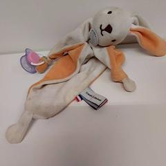 Jouet & Doudou Beige orange avec tetine, a été signalé par IKEA Saint-Etienne utilisant iLost