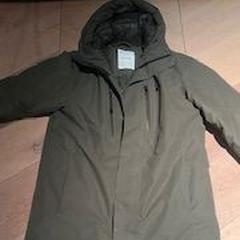 Jaqueta Green, segons ha informat Hotel Apeldoorn mitjançant iLost