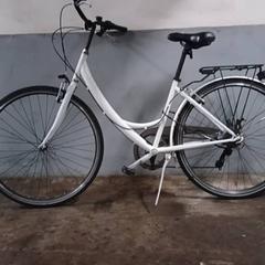 Kvinners sykkel Onbekend Wit-Zwarte stuur en zadel, som rapportert av Fietsdepot Hasselt ved bruk av iLost