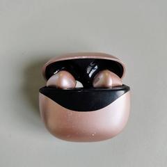 Fülhallgató rose goud, amint azt Regio Limburg - Leuven az iLost segítségével jelentette.